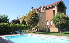 Preciosa casa independiente con piscina cubierta y gran jardín privados